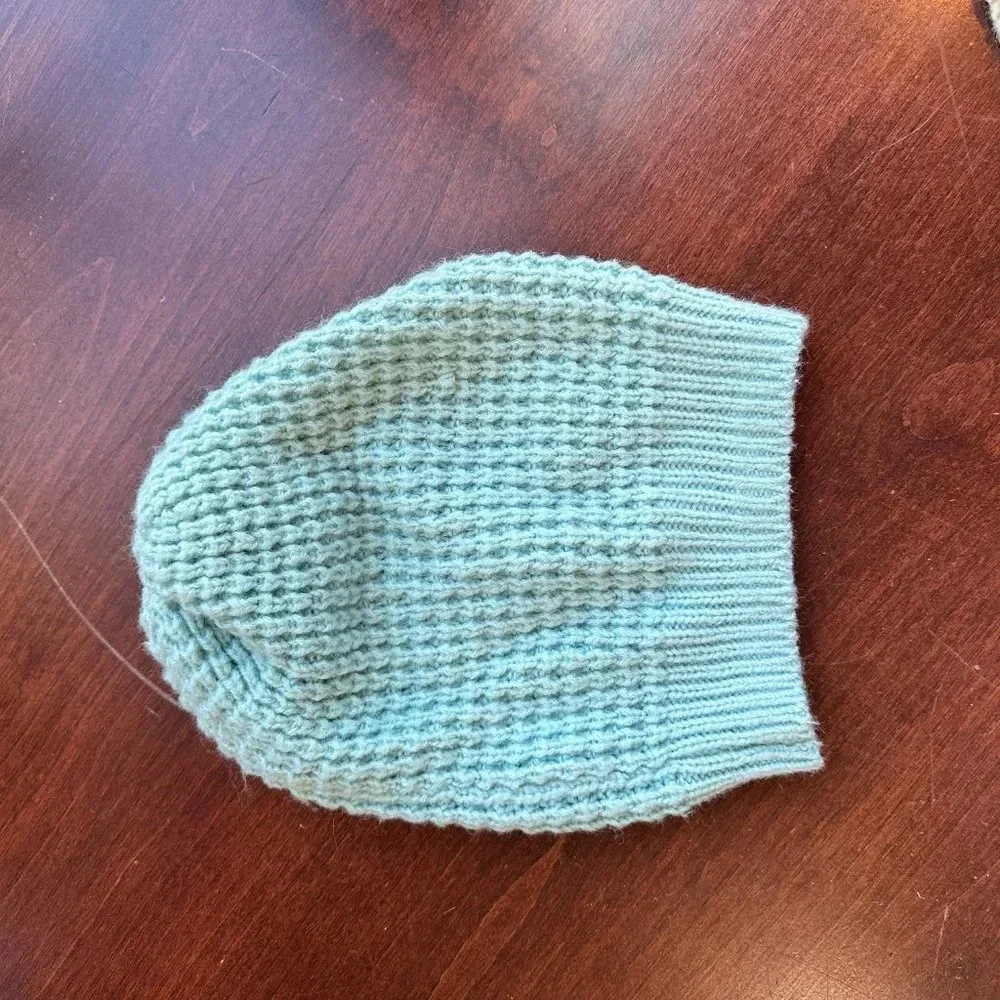 Set Bundle of 4 Knit Hats & NWT Aerie Gloves